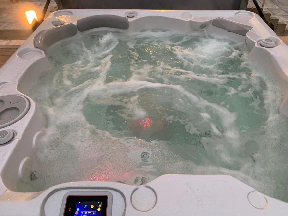 Chez La Rose Luxueuse Cottage Avec Jacuzzi Rouvres-la-Chetive Екстер'єр фото